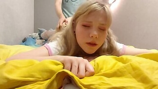 Парень шпилит в домашних условиях русскую милашку 18ти лет в футболке и с тату, кончая в ее рот