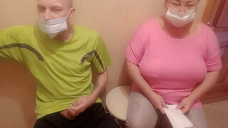Жирная дамочка в розовом свитере дрочит руками член молодого парня в медицинской маске