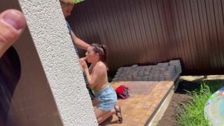 Женщина с темными волосами зашла во двор к соседу и начала сосать его конец