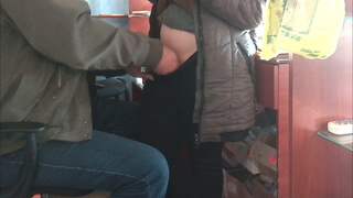 Ухажер ласкает руками грудь и киску полной россиянки из деревни