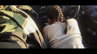 Русская девка с темными волосами катается с другом в автомобиле и отсасывает ему