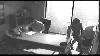 Офисный секс попал на камеру видеонаблюдения и попал в утечку