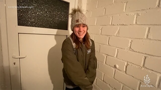 Немецкая первокурсница в шапке отсосала на лестничной клетке