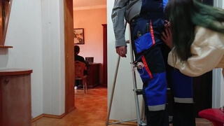 Русская домохозяйка в махровом халате отсасывает член работнику в коридоре
