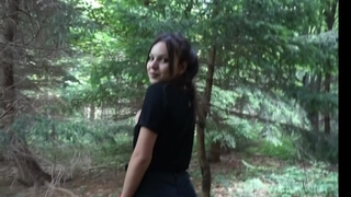 Девушка с красными браслетами на руке перепихнулась со спутником на лесной прогулке