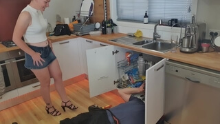 Развратная скучающая домашняя жена трахается с электриком на кухне