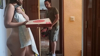 Телочка забрала пиццу у курьера и предложила ему заняться сексом