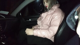 Таксист подвез домой сексуальную мамку и развел ее на оральный секс