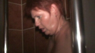 Коротко стриженная баба с обвисшей грудью мастурбирует в ванной