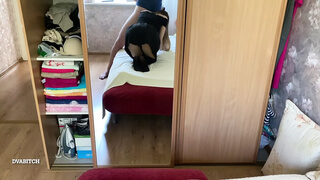 Молодая россиянка с задранным платьем и в трусиках стоит раком в спальне и делает минет парню с камерой