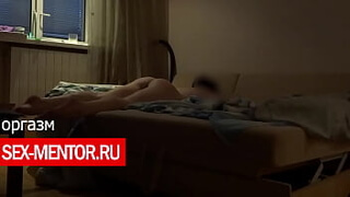 Русская молодуха с упругой задницей легла на живот и занялась мастурбацией