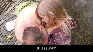 18летняя красотка целуется с дедом на улице и он натягивает её у себя дома