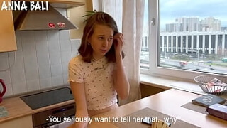19-летняя девка в короткой футболке засветила сиськами на кухне и отсосала ухажеру