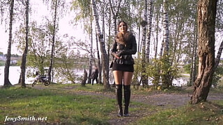 Русская девушка в черной юбке отправилась к речке, где она и начала раздеваться