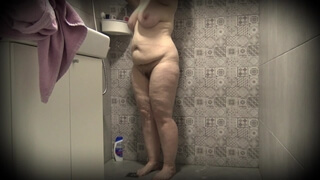 Милфа с обвисшими дойками пришла в ванную комнату, где попала под объектив скрытой камеры