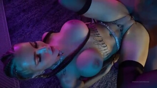 Русская женщина с татуировками на теле дрочит пенис поклонника и занимается с ним сексом