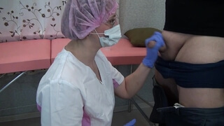 Медсестра Handjob, отсосала и помогла донору спермы