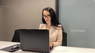 Похотливая секретарша мастурбирует под столом в офисе