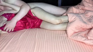 Худышка в розовой ночнушке лежит на кровати и принимает в письку пенис возлюбленного