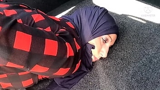 ОМГ!!! Неверная мусульманская жена, которую он находит связанной в багажнике своего соседа, забеременеет от него ...