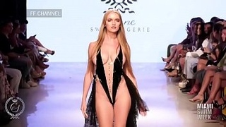 Nacked fashion show in paris