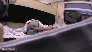 Застуканная девушка мастурбирует в общественном поезде