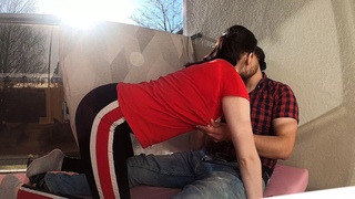 Турецкая девушка потеряла свою девственность на балконе, когда член ее арабского парня проскользнул в ее киску