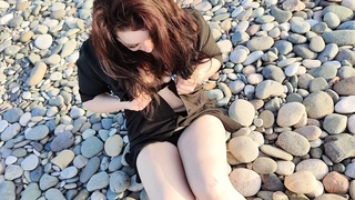 Фут фетиш. Госпожа Лара показывает свои красивые ноги на пляже