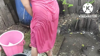 Индийская домашняя жена купается на улице