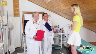 20-летняя сексуальная блондинка Ариела Донован получает свою возбужденную киску от 2 старых гинекологов