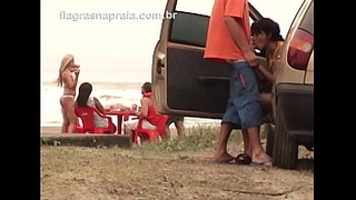 Озорная пара занимается оральным сексом на публике на пляже в Mongaguá - SP