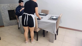 Официантка получает внутренний cumshot в ее кремовой киске под столом