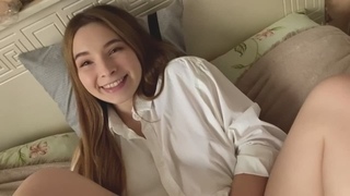 18-летняя студентка в светлой рубахе лежит на кровати и дрочит пилотку