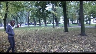Парень гуляет с девицей в городском парке и ведет ее домой, чтобы трахнуть