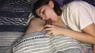 Девка в белой футболке стянула одеяло с чувака, чтобы взять в рот его пенис