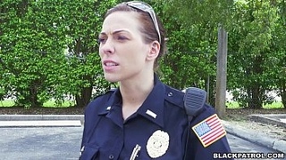 Женщина-полицейский останавливает чернокожего подозреваемого и сосет его член