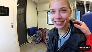 19-летняя девка в поезде пообщалась с другом и сделала ему минет