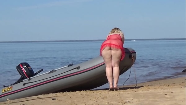 MILF with juicy ass on the beach